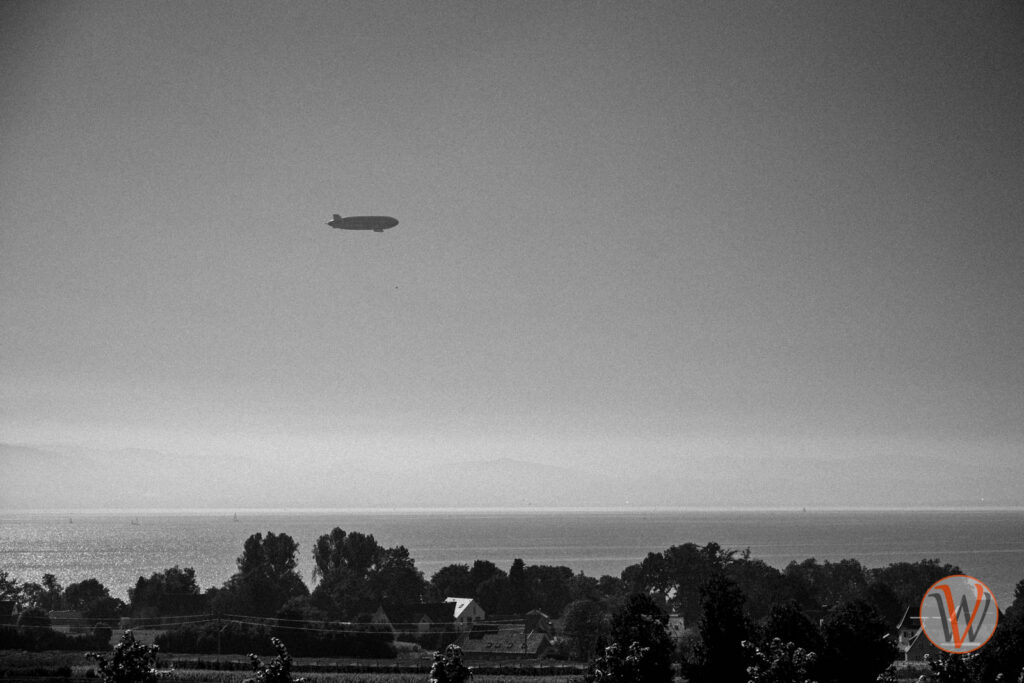 Zeppelin zieht am See seine Runden