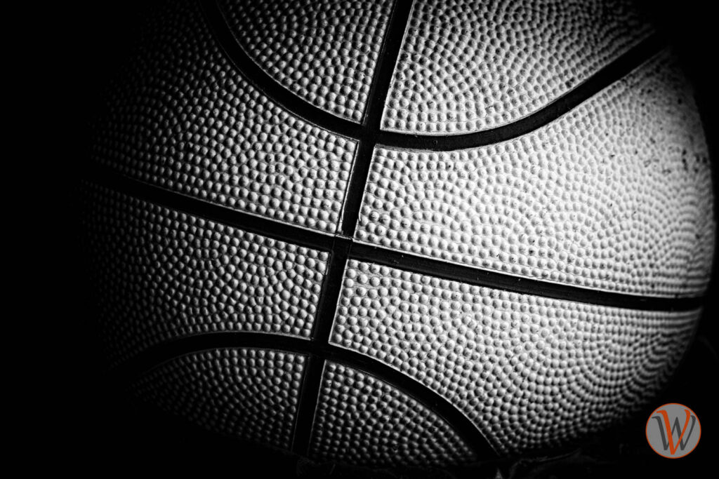Ein alter Basketball in einer Schwarzweiß-Aufnahme