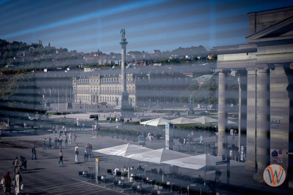 Blick in die Fassade des Kunstmuseum Stuttgart, das den Schloßplatz mit der Jubiläumssäule widerspiegelt