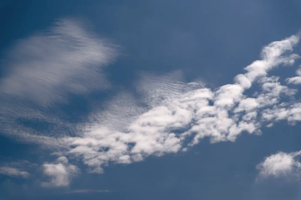 Wolken am Himmel, teilweise als leicht gehäufte, teilweise sehr ausgekämmt