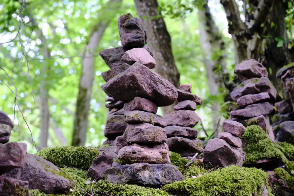 Steine zu einem Türmchen aufgeschichtet