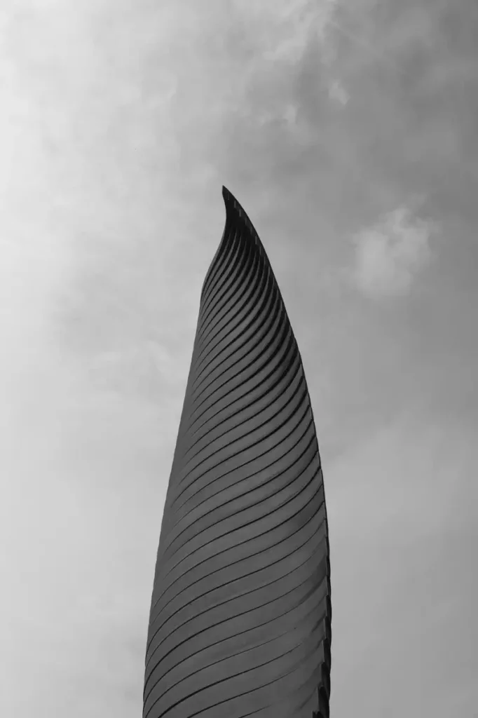 Segelartige Skulptur mit Lamellen