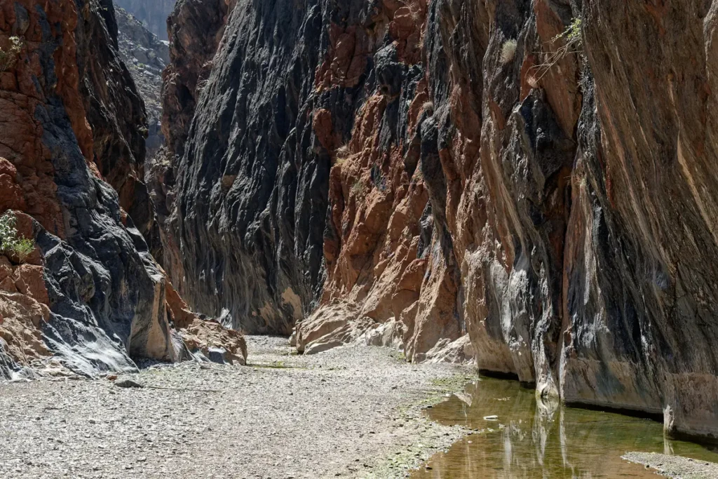 zerklüftet, faltig präsentiert sich ein Stück Felsengebirge, dazu in zwei unterschiedlichen Farbtönen