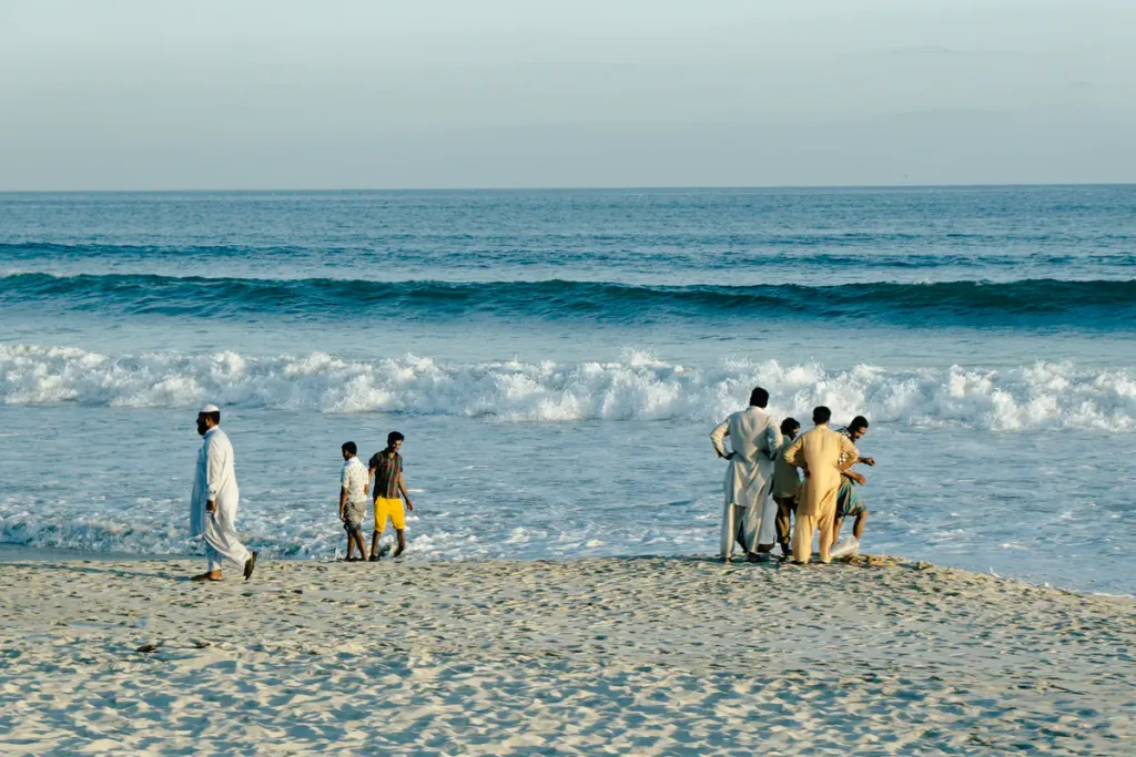 Menschen am Strand von Salalah